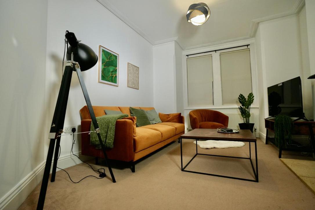 Spacious Two-Bedrooms House, Private Parking, Contractors, Relocators Oxford Esterno foto
